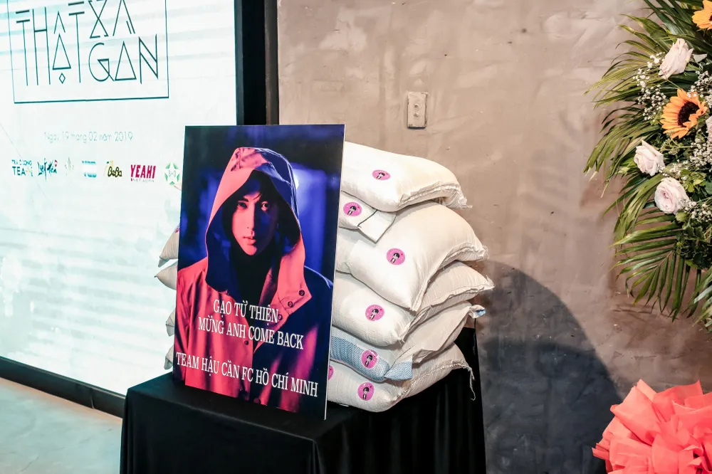 Fan tặng S.T Sơn Thạch 300kg gạo mừng ngày trở lại ảnh 1