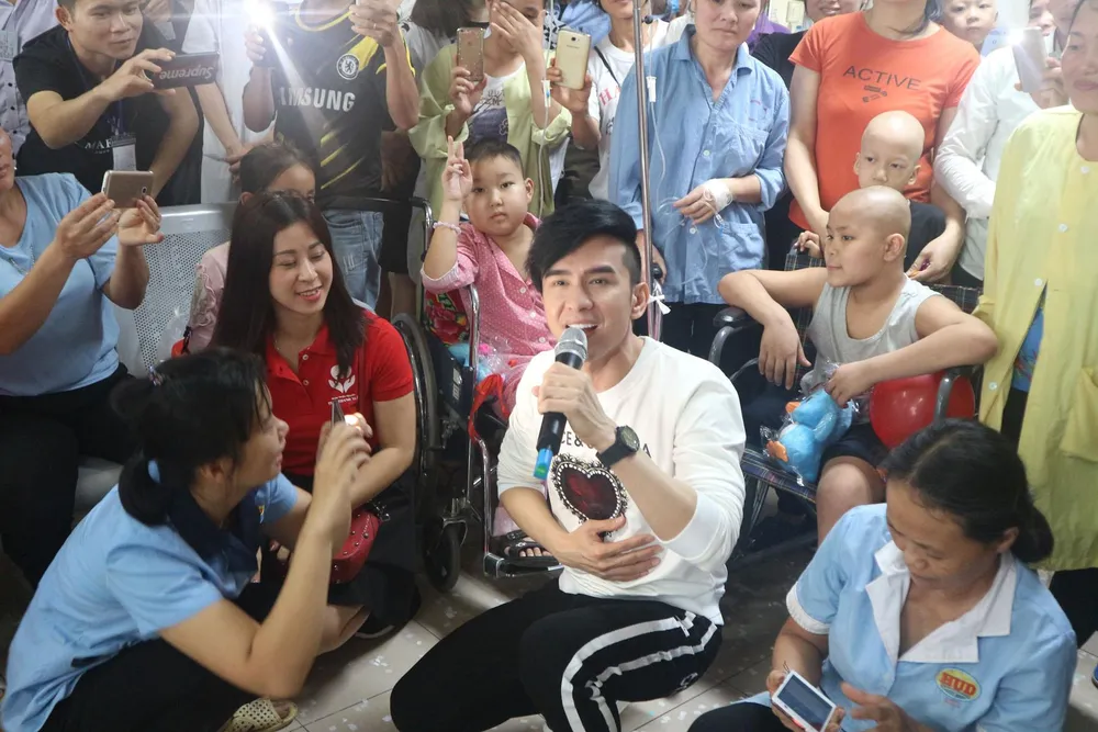 Đan Trường và Trung Quang san sẻ cùng bệnh nhân ung thư ảnh 1