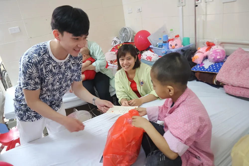 Đan Trường và Trung Quang san sẻ cùng bệnh nhân ung thư ảnh 2