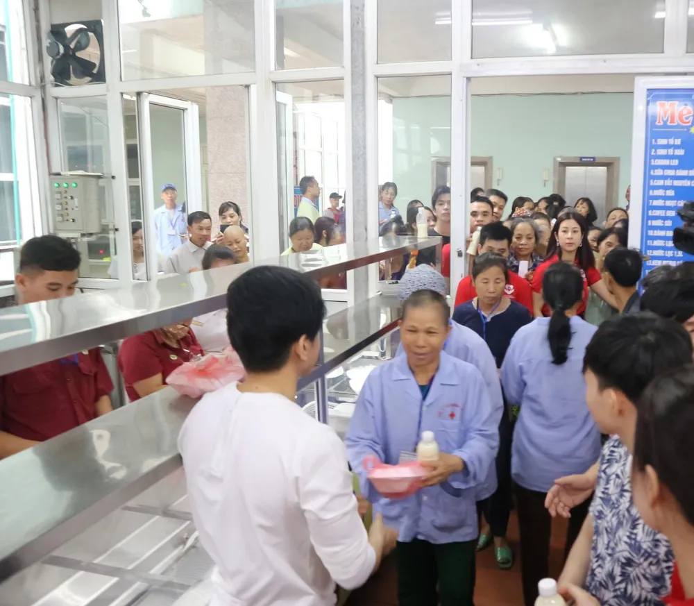 Đan Trường và Trung Quang san sẻ cùng bệnh nhân ung thư ảnh 4