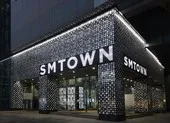 Cách búi tóc bằng bút chì đang trở thành xu hướng toàn cầu ảnh 4 SMTOWN Coex Artium sẽ đóng cửa để chuyển đến địa điểm mới