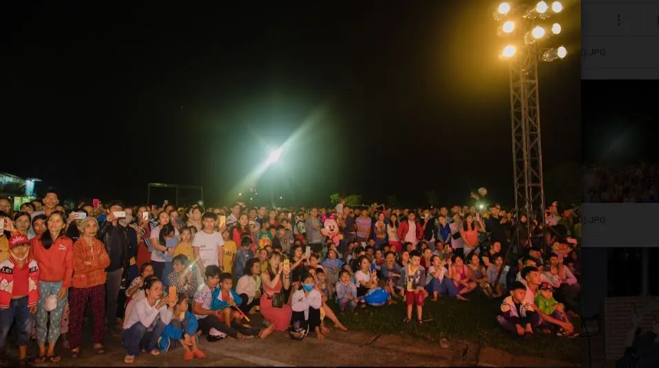 Tố My, Quang Lê tình tứ trên sân khấu khiến khán giả thích thú ảnh 4 Tố My, Quang Lê tình tứ trên sân khấu khiến khán giả thích thú ảnh 4