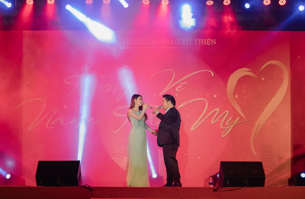 Tố My, Quang Lê tình tứ trên sân khấu khiến khán giả thích thú ảnh 2 Tố My, Quang Lê tình tứ trên sân khấu khiến khán giả thích thú ảnh 2