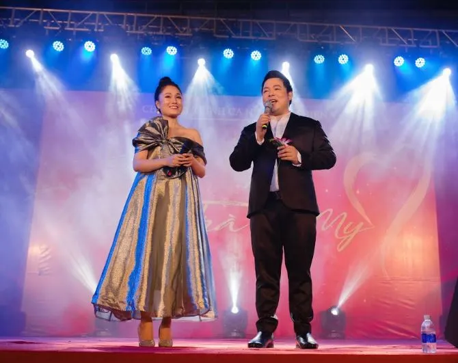 Tố My, Quang Lê tình tứ trên sân khấu khiến khán giả thích thú ảnh 3 Tố My, Quang Lê tình tứ trên sân khấu khiến khán giả thích thú ảnh 3