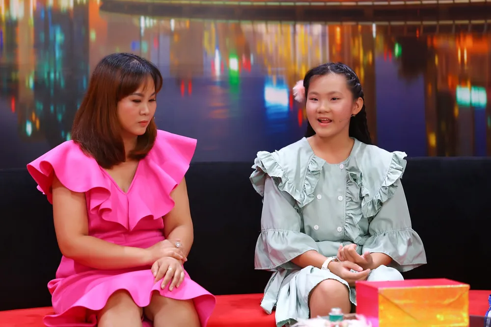 Cô bé 13 tuổi khó chịu vì được mẹ bảo bọc, quan tâm như em bé ảnh 2