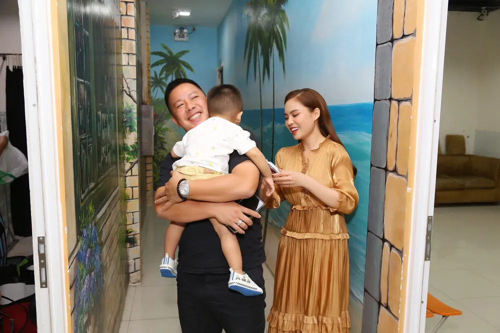 Giang Hồng Ngọc bế con trai, được chồng hộ tống đi quay hình ảnh 3
