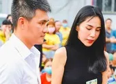 Thủy Tiên gặp khó khi người dân không chịu xếp hàng nhận tiền ảnh 5 Thủy Tiên, Công Vinh cứu trợ 13.000 người dân Quảng Bình