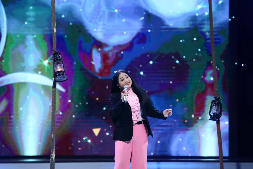 Trương Diễm khóc không ngớt dù phần trình diễn đã kết thúc khá lâu ảnh 4