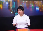 Mẹ xót xa khi con gái bị bạn bè trêu chọc 'không có bố' ảnh 4 Bé Hoài Thương không hờn trách ba mẹ vì sinh ra em không lành lặn