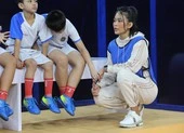 Mâu Thủy 'đốn tim' khán giả khi được đề nghị hôn má cầu thủ nhí ảnh 5 Mâu Thủy lỡ miệng chèn tiếng Anh khi nói khiến cầu thủ nhí ngơ ngác