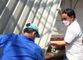 Quyền Linh bất ngờ với nam tình nguyện viên tuyến đầu nặng 116 kg ảnh 5 Quyền Linh trao tặng mái tôn và giúp đỡ nữ điều dưỡng lợp lại mái nhà