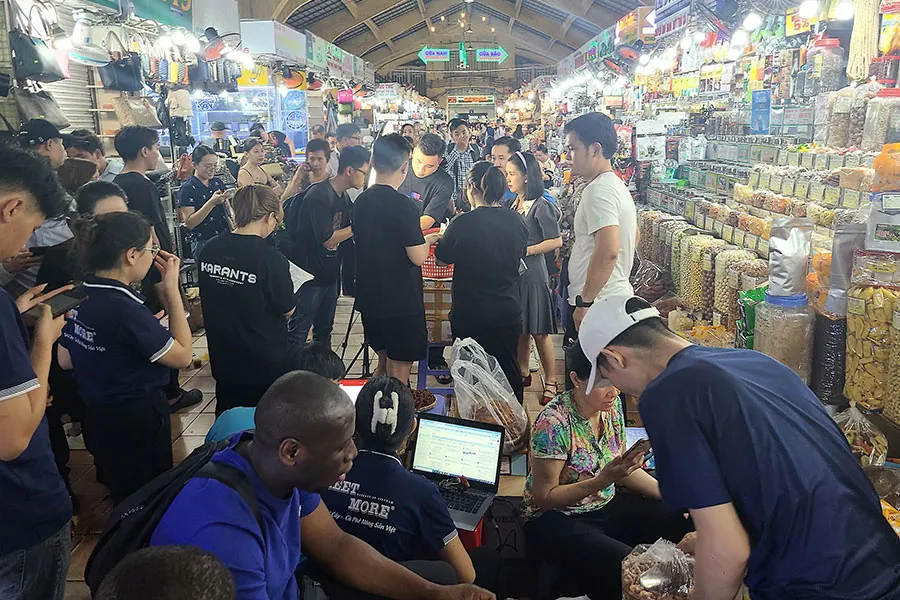 Livestream đối với đa số người kinh doanh truyền thống vẫn thực sự “khó nhằn”. Ảnh minh họa: THU HÀ livestream.jpeg