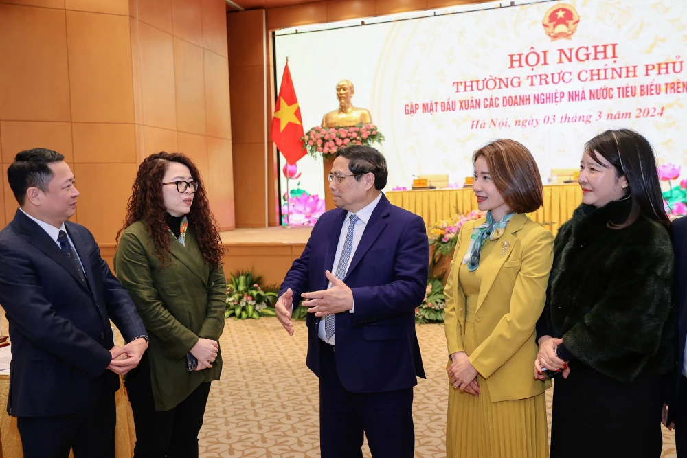 Thủ tướng Phạm Minh Chính trao đổi với các đại biểu dự hội nghị. Ảnh: VGP thủ tướng.jpeg