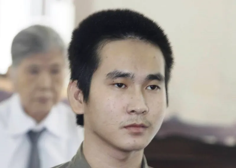 Lỡ 'yêu' trẻ em, tự đi đầu thú ảnh 1