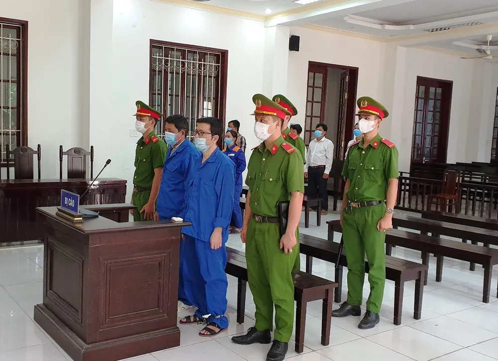 Hai bị cáo tại phiên xử ngày 6-1. Ảnh: SONG NGUYỄN Hai bị cáo tại phiên xử ngày 6-1. Ảnh: SONG NGUYỄN