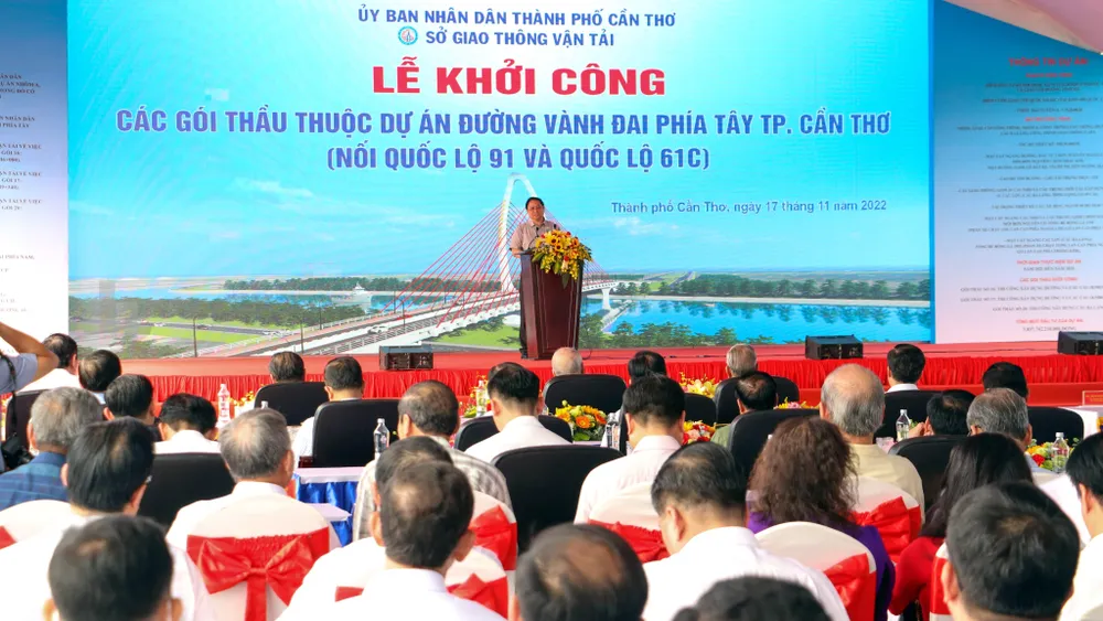 Thủ tướng Chính phủ Phạm Minh Chính khẳng định việc khởi công dự án thể hiện sự nỗ lực chung của Trung ương và địa phương trong điều kiện khó khăn chung như hiện nay. Ảnh: CHÂU ANH