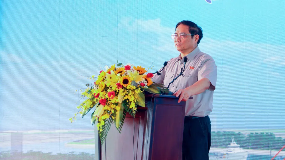 Thủ tướng Chính phủ Phạm Minh Chính yêu cầu chính quyền TP Cần Thơ cần đảm bảo cuộc sống của 598 hộ đã “nhường đất, nhường nơi sinh sống cho việc triển khai dự án”. Ảnh: CHÂU ANH