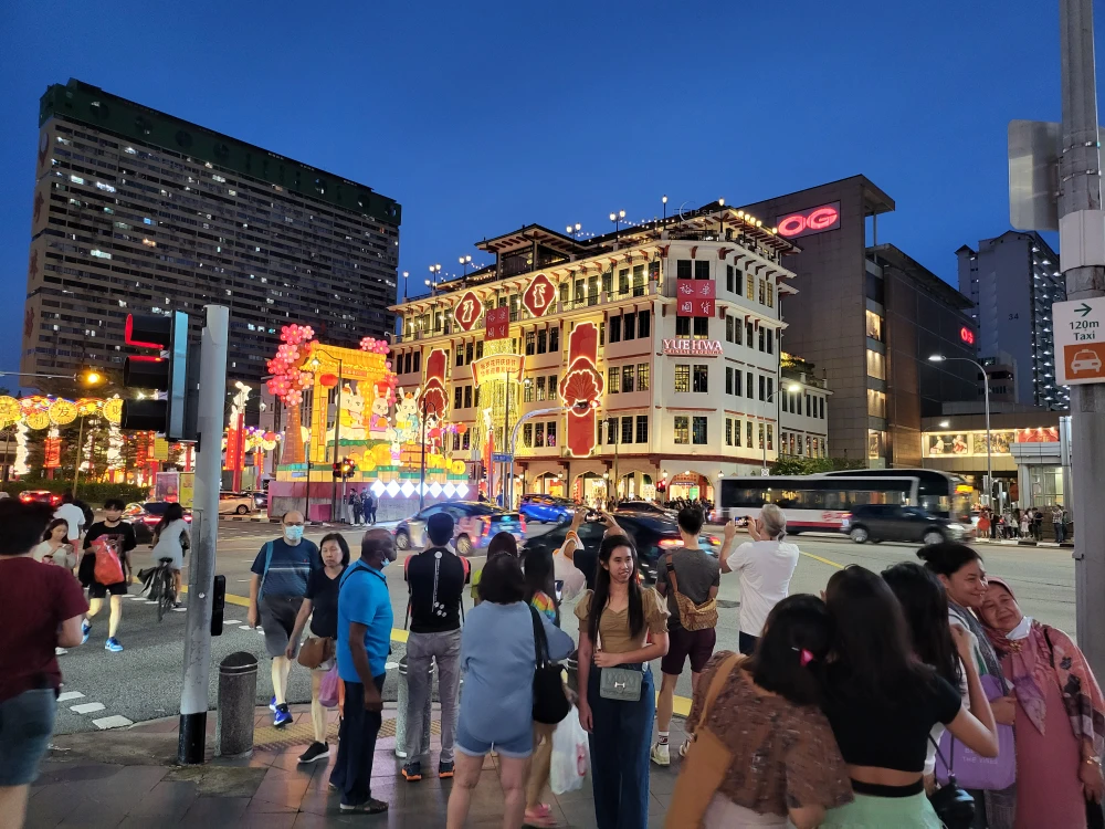 Nhiều người Singapore có thói quen đi bộ kể cả đi làm lẫn việc đi dạo phố đêm.