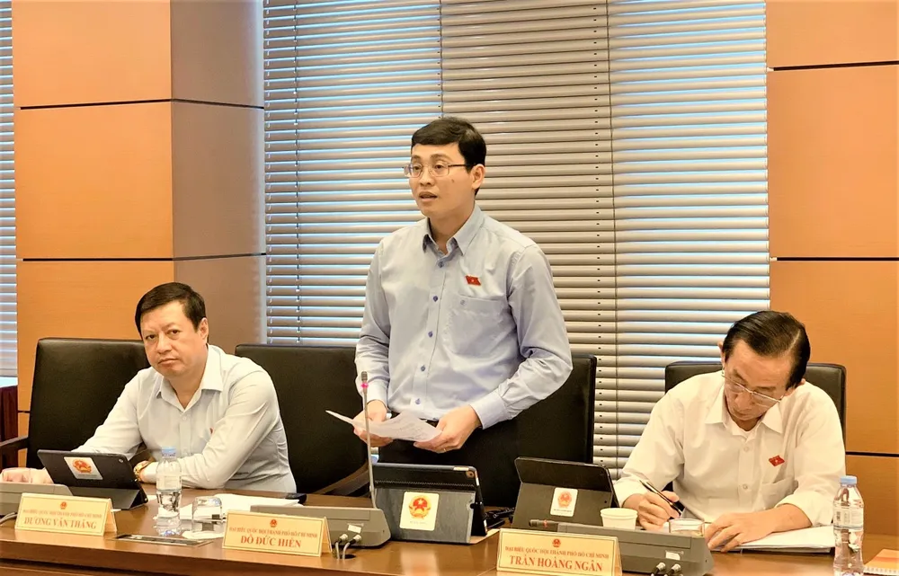 ĐBQH Đỗ Đức Hiển đang phát biểu