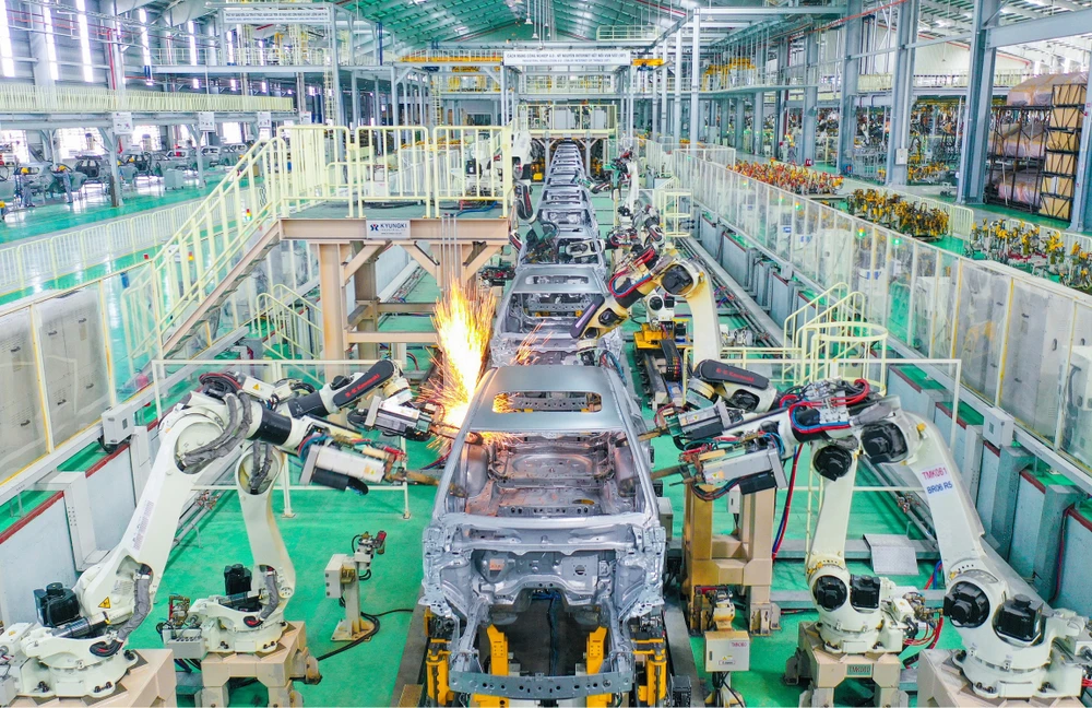 Dây chuyền hàn robot tại nhà máy THACO Mazda. Ảnh: DN Dây chuyền hàn robot tại nhà máy THACO Mazda.jpg