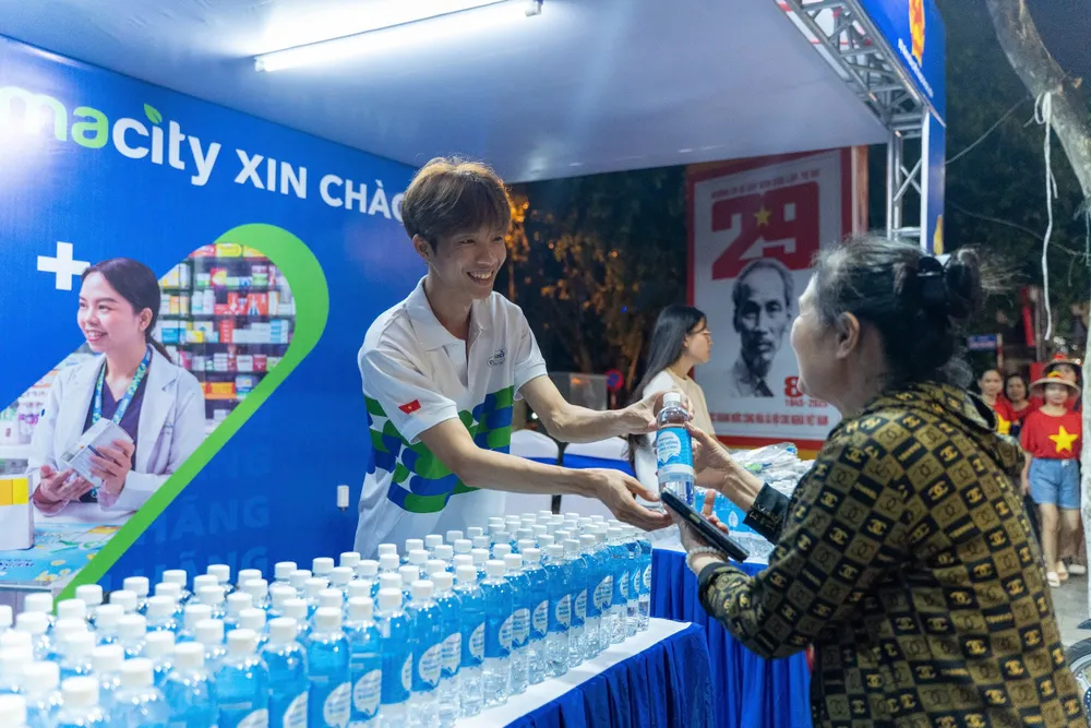 Đội ngũ y tế kịp thời hỗ trợ người dân gặp vấn đề sức khỏe khi tham dự đại lễ.jpg