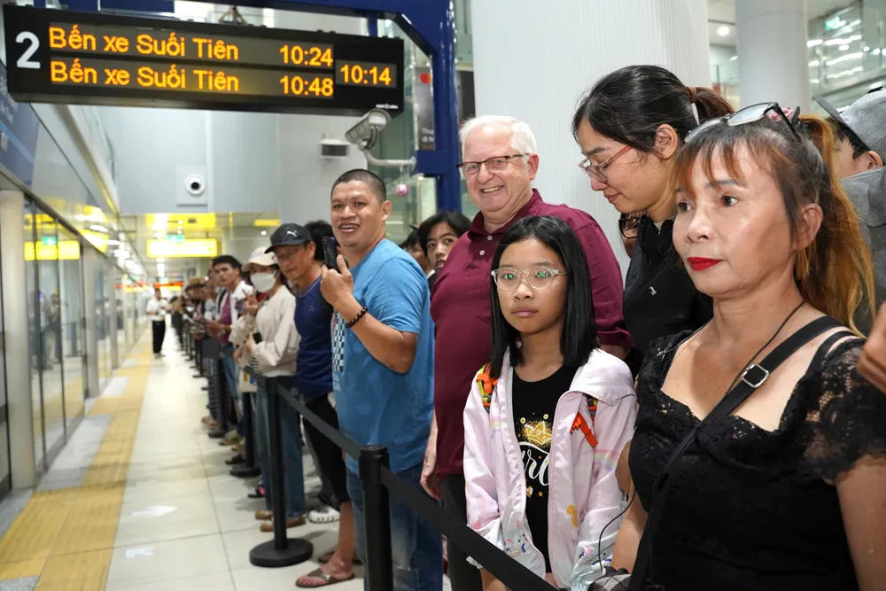 Đối với người dân, từ 10h hôm nay 22-12, có thể đi đến tất cả 14 nhà ga của tuyến metro số 1 mà không cần đăng ký trước.