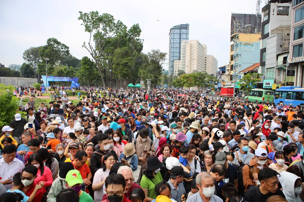 Sáng ngày 22-12, tại ga ngầm Bến Thành (quận 1), hàng nghìn người dân đã xếp hàng dài để chờ đến lượt lên tàu metro.