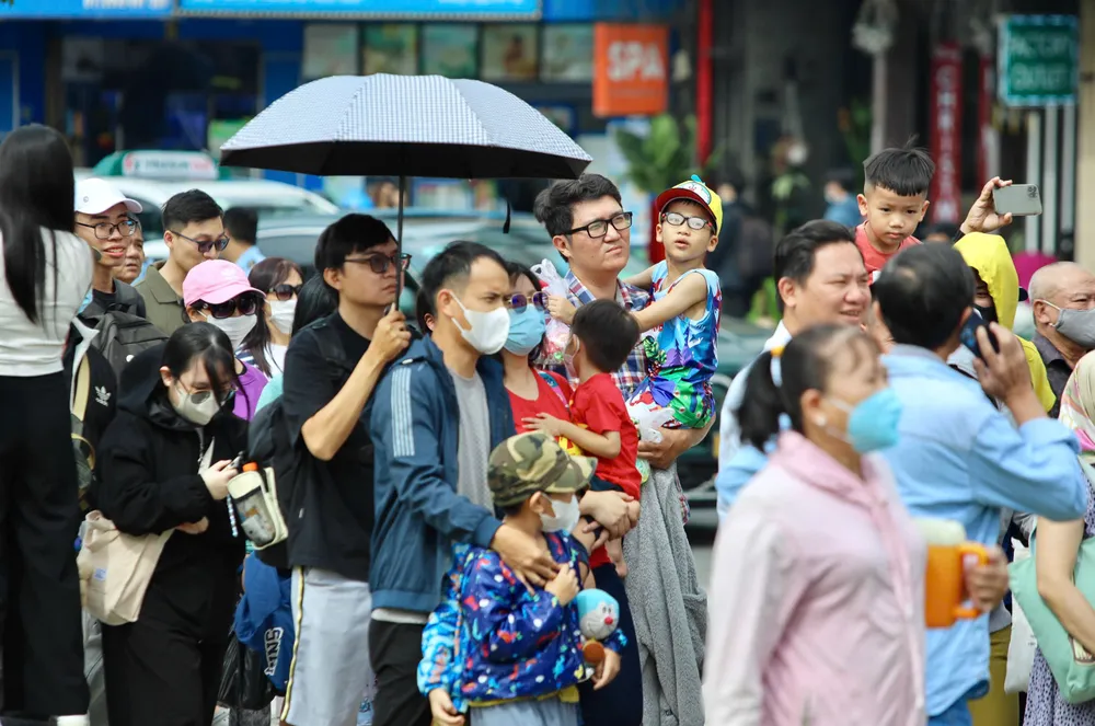 Từ 10h hôm nay 22-12, người dân có thể đi đến tất cả 14 nhà ga của tuyến metro số 1 mà không cần đăng ký trước. Thành phố sẽ miễn phí vé trong 30 ngày (từ ngày 22/12 đến ngày 20/01/2025) cho tất cả người dân sử dụng metro.