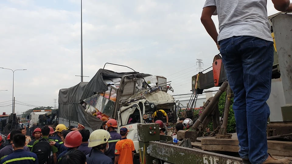 Thông tin mới vụ xe tải tông container ở quận 12 ảnh 1