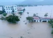 Bão Vamco giật cấp 15 và có khả năng mạnh thêm ảnh 2 Hàng chục ngàn căn nhà ở Phú Yên vẫn ngập trong lũ