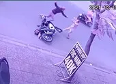 Camera ghi cảnh kẻ trộm xe máy vung tay hành hung nạn nhân