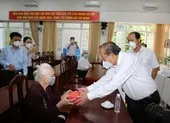 Phó Thủ tướng Trương Hòa Bình thăm, tặng quà người có công ở TP.HCM