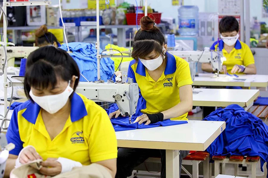 Thủ tướng yêu cầu Bộ LĐ-TB&amp;XH kịp thời tổ chức hướng dẫn, hỗ trợ doanh nghiệp thực hiện các chế độ, chính sách, thanh toán đầy đủ tiền lương, tiền thưởng cho người lao động. Ảnh: NGUYỆT NHI