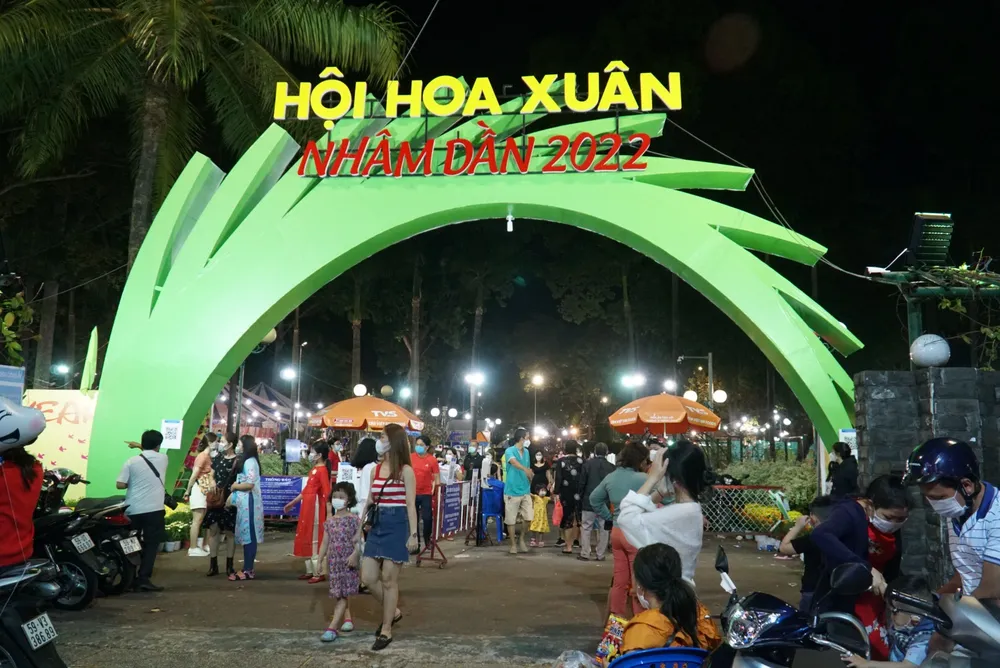 Người dân nô nức xuống phố vui xuân đón giao thừa ảnh 13 Người dân nô nức xuống phố vui xuân đón giao thừa ảnh 13