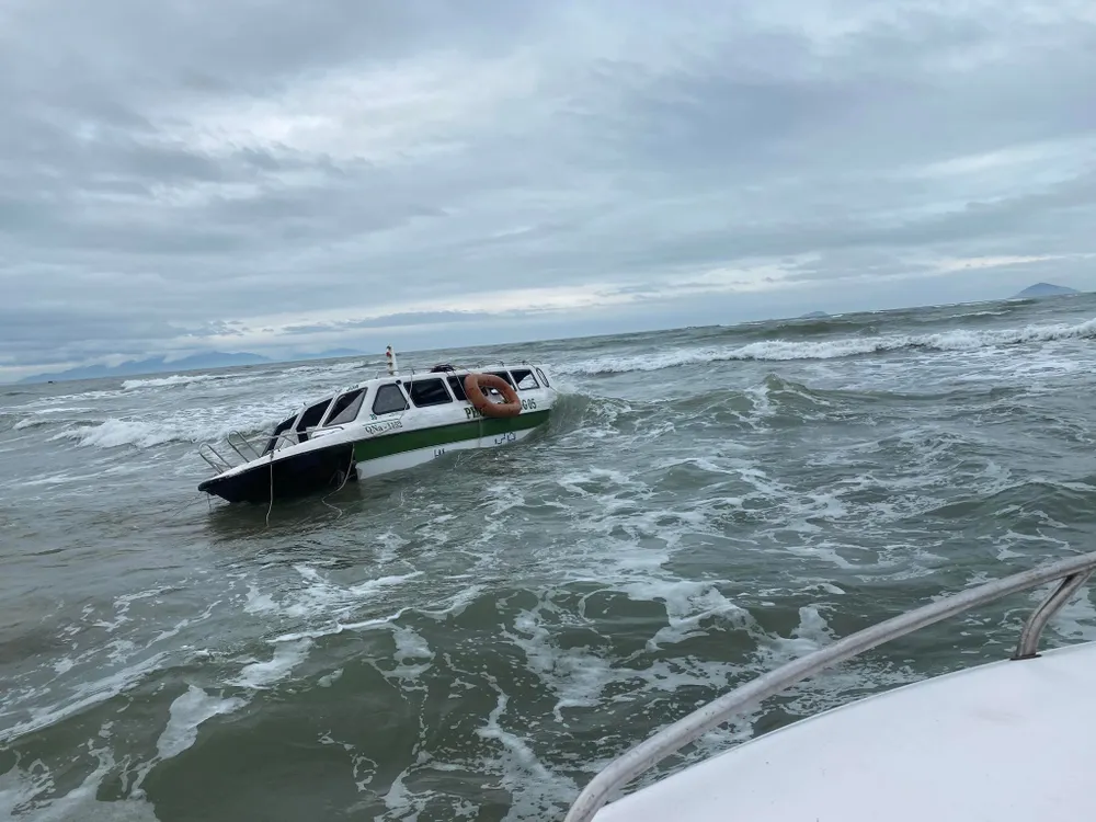 Nóng: Chìm ca nô chở 39 người ngoài biển Cửa Đại ảnh 21 Nóng: Chìm ca nô chở 39 người ngoài biển Cửa Đại ảnh 21