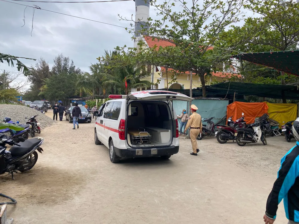 Nóng: Chìm ca nô chở 39 người ngoài biển Cửa Đại ảnh 1 Nóng: Chìm ca nô chở 39 người ngoài biển Cửa Đại ảnh 1