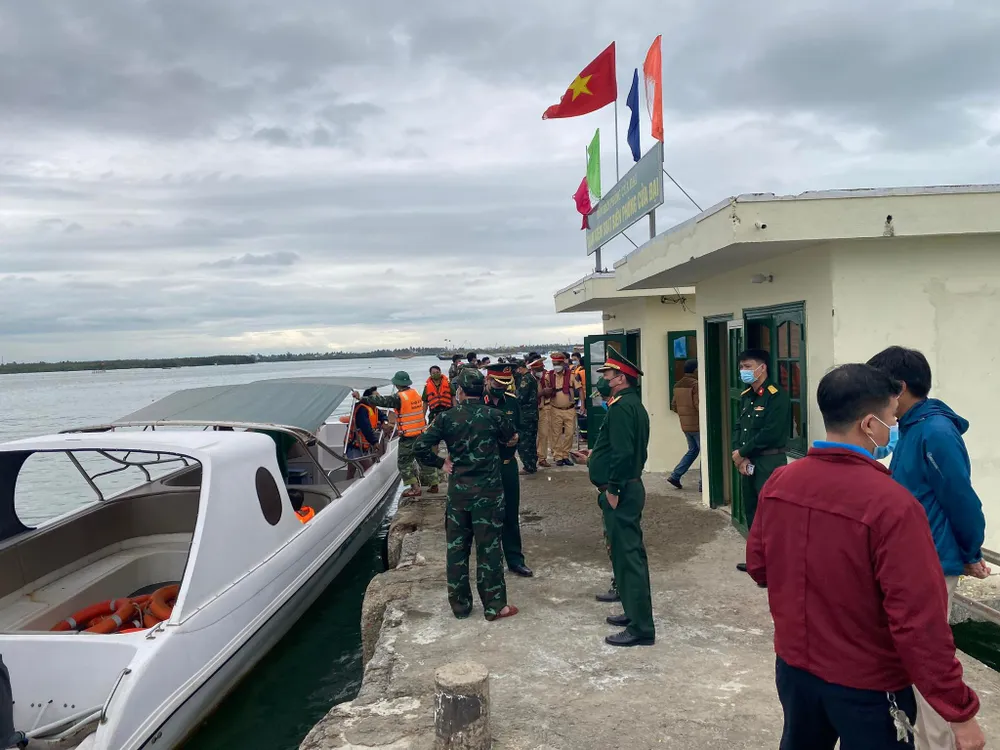 Nóng: Chìm ca nô chở 39 người ngoài biển Cửa Đại ảnh 9 Nóng: Chìm ca nô chở 39 người ngoài biển Cửa Đại ảnh 9