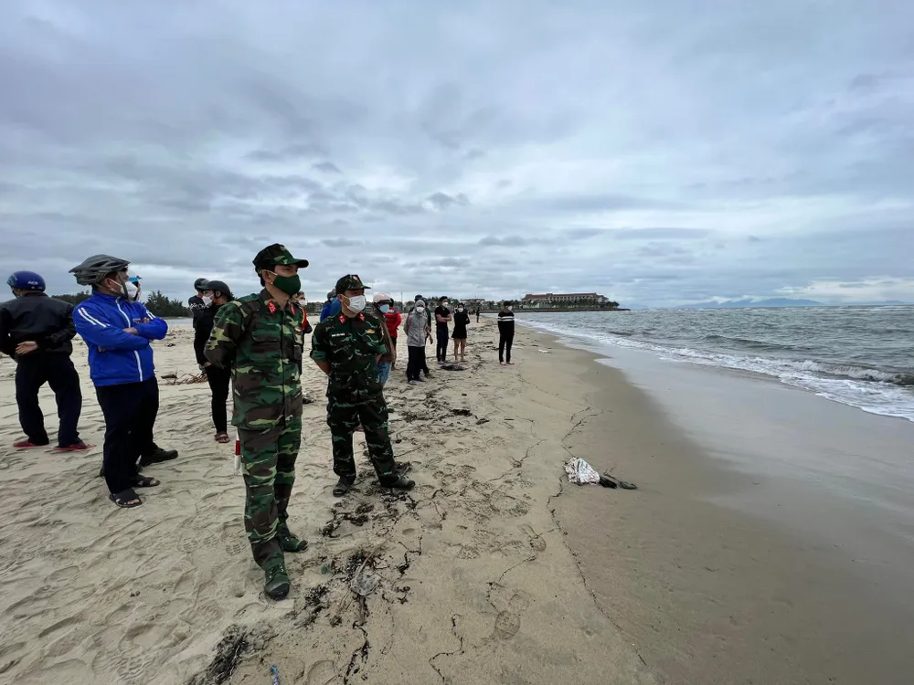 Nóng: Chìm ca nô chở 39 người ngoài biển Cửa Đại ảnh 13 Nóng: Chìm ca nô chở 39 người ngoài biển Cửa Đại ảnh 13