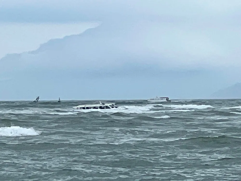 Nóng: Chìm ca nô chở 39 người ngoài biển Cửa Đại ảnh 18 Nóng: Chìm ca nô chở 39 người ngoài biển Cửa Đại ảnh 18