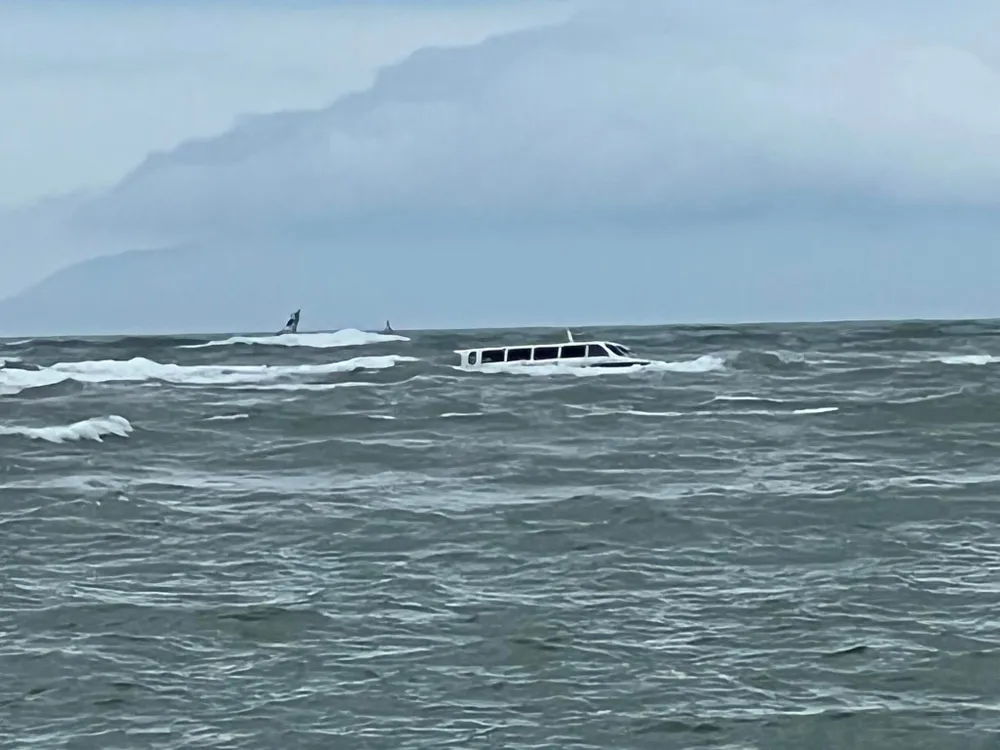 Nóng: Chìm ca nô chở 39 người ngoài biển Cửa Đại ảnh 17 Nóng: Chìm ca nô chở 39 người ngoài biển Cửa Đại ảnh 17