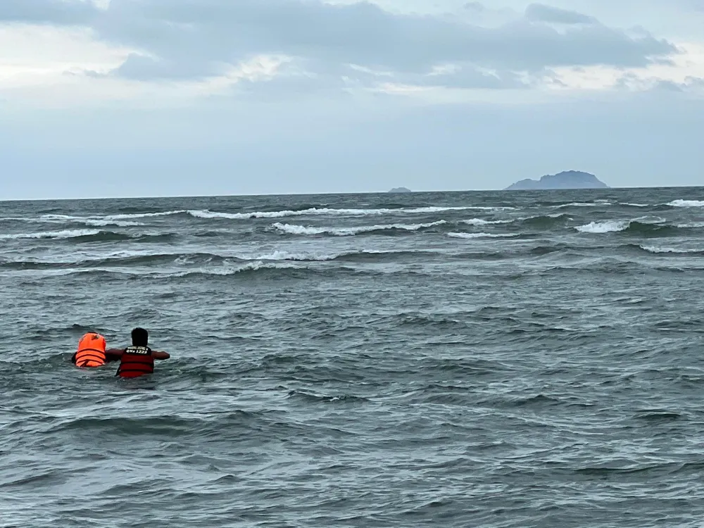 Nóng: Chìm ca nô chở 39 người ngoài biển Cửa Đại ảnh 16 Nóng: Chìm ca nô chở 39 người ngoài biển Cửa Đại ảnh 16