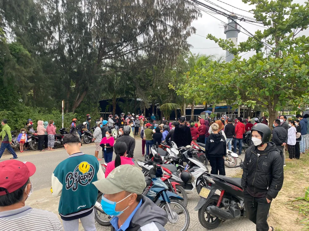 Nóng: Chìm ca nô chở 39 người ngoài biển Cửa Đại ảnh 12 Nóng: Chìm ca nô chở 39 người ngoài biển Cửa Đại ảnh 12