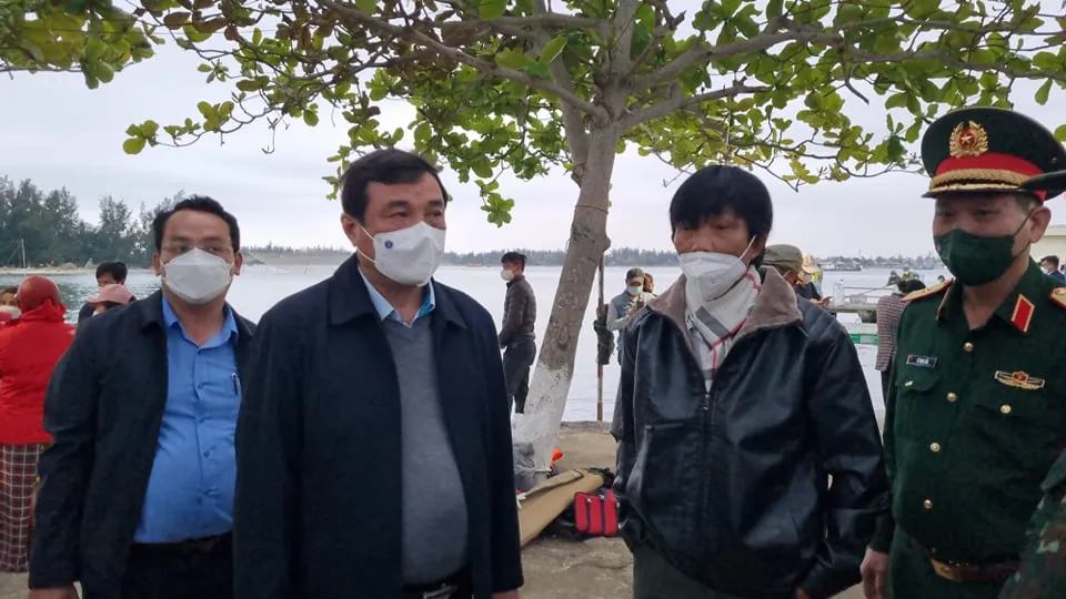 Nóng: Chìm ca nô chở 39 người ngoài biển Cửa Đại ảnh 8 Nóng: Chìm ca nô chở 39 người ngoài biển Cửa Đại ảnh 8