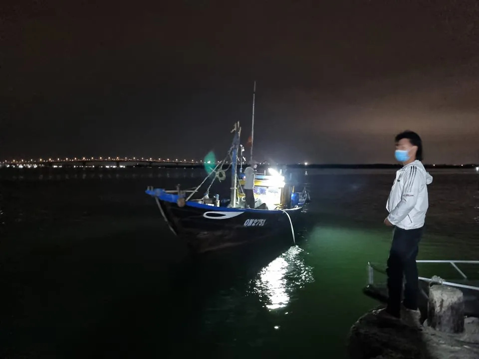 Nóng: Chìm ca nô chở 39 người ngoài biển Cửa Đại ảnh 5 Nóng: Chìm ca nô chở 39 người ngoài biển Cửa Đại ảnh 5