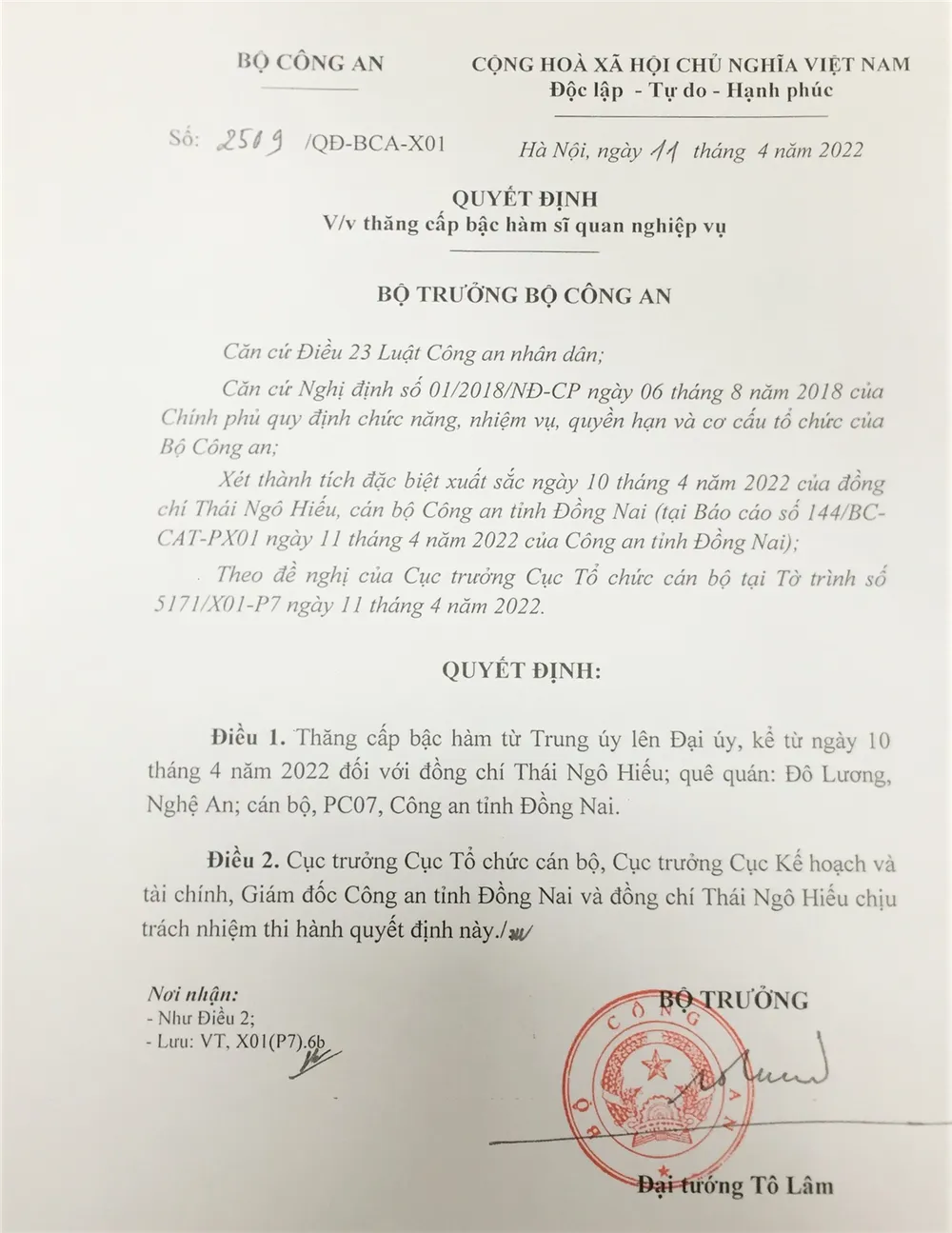 Quyết định thăng cấp bậc hàm sĩ quan nghiệp vụ từ Trung úy lên Đại úy đối với anh Thái Ngô Hiếu. Ảnh: BCA Quyết định thăng cấp bậc hàm sĩ quan nghiệp vụ từ Trung úy lên Đại úy đối với anh Thái Ngô Hiếu. Ảnh: BCA