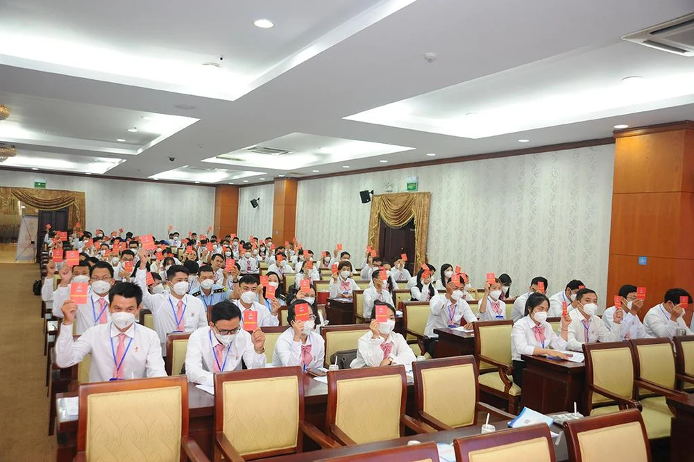 Các đại biểu biểu quyết thông qua chương trình Đại hội. Ảnh: NN Các đại biểu biểu quyết thông qua chương trình Đại hội. Ảnh: NN