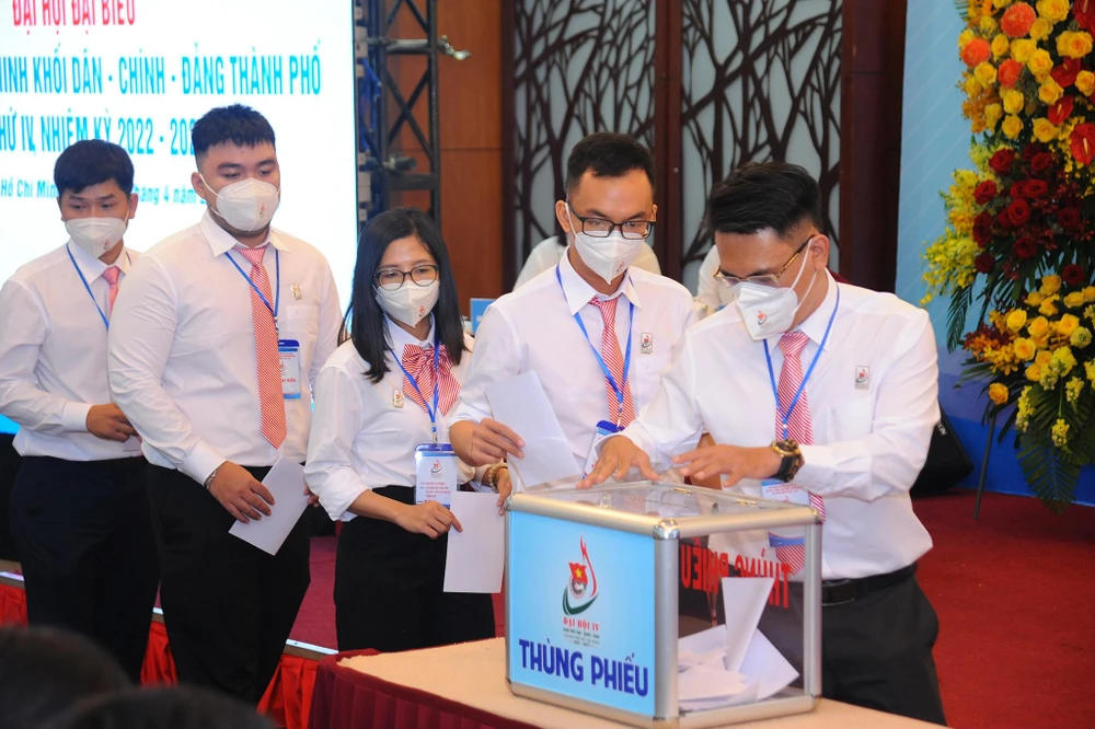 Các đại biểu bỏ phiếu bầu Ban Chấp hành nhiệm kỳ mới. Ảnh: NN Các đại biểu bỏ phiếu bầu Ban Chấp hành nhiệm kỳ mới. Ảnh: NN