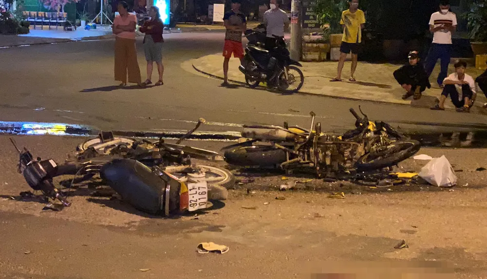 30 phút sau, cách hiện trường vụ tai nạn trước chỉ khoảng 2 km tiếp tục xảy ra một vụ tai nạn khác. Ảnh: NGUYỄN YÊN