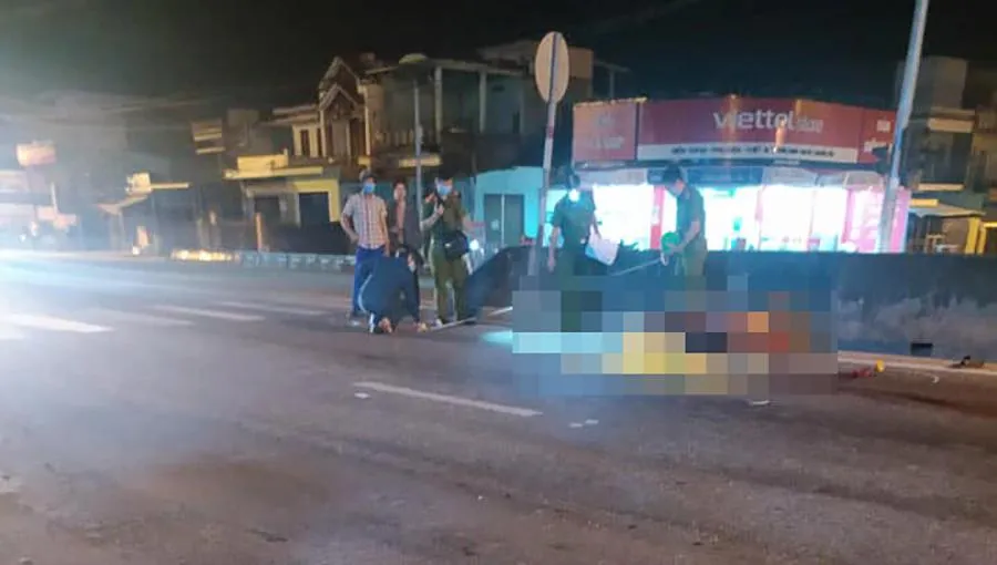 Vụ tai nạn tại giao lộ Phạm Văn Đồng – Nguyễn Văn Linh (thị trấn Núi Thành) làm một người tử vong. Ảnh: NGUYỄN YÊN