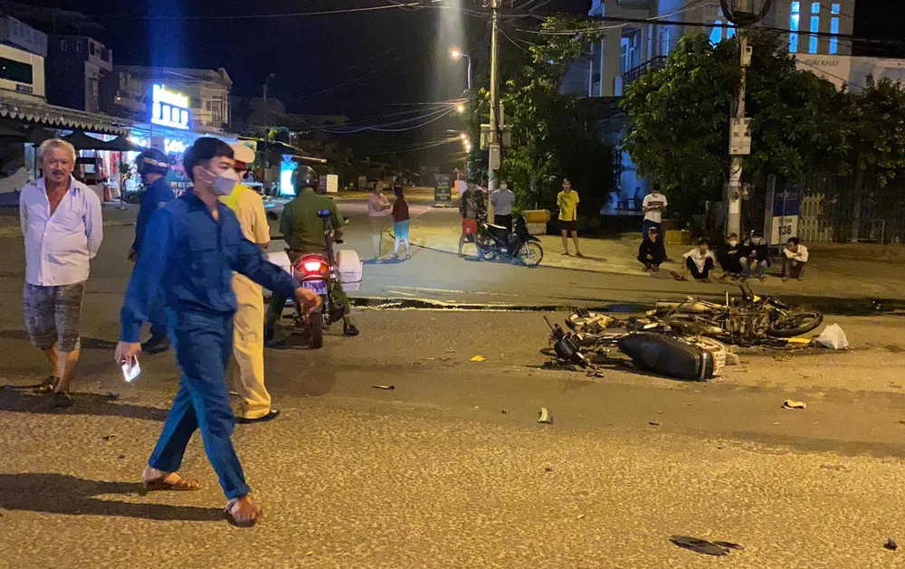 Lực lượng chức năng khám nghiệm hiện trường, điều tra vụ tai nạn. Ảnh: NGUYỄN YÊN